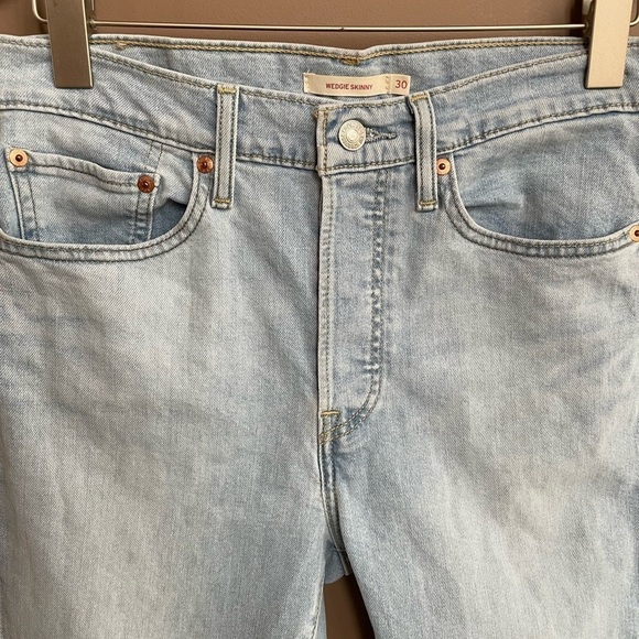 Levi’s Wedgie Skinny Jean in Light Wash Size 30 - Picture 4 of 9